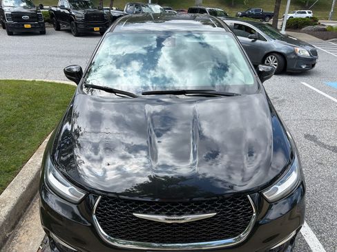 Used 2023 Chrysler Pacifica Touring-L FWD image 5