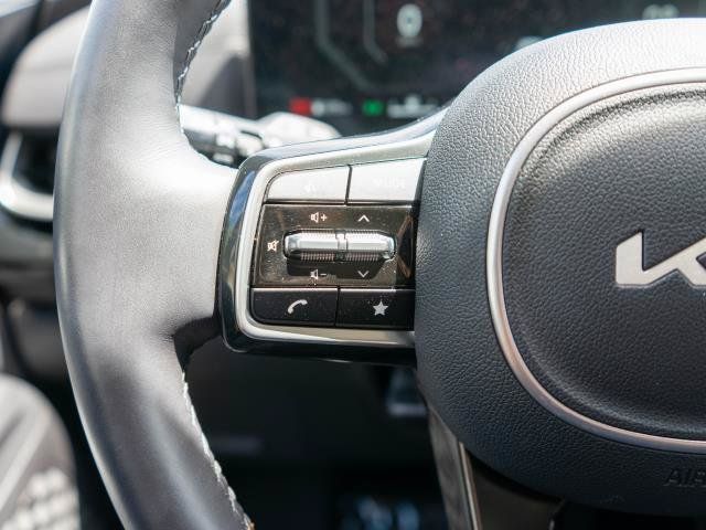 Certified 2025 Kia Carnival SX Prestige FWD image 24