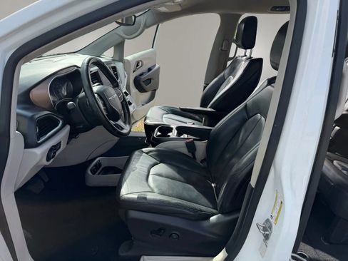 Used 2018 Chrysler Pacifica Touring-L FWD image 11