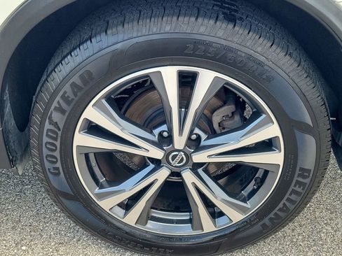 Used 2019 Nissan Rogue SV w/ Premium Package FWD image 12