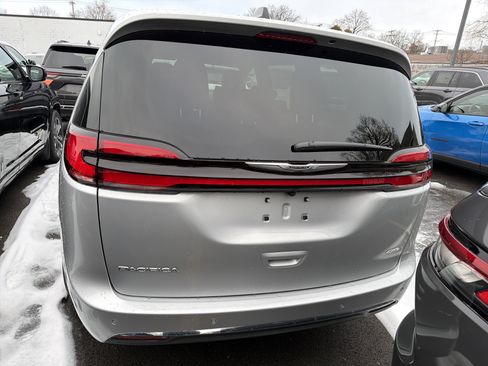 New 2026 Chrysler Pacifica Select image 5