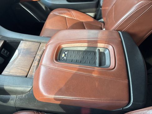 Used 2017 Cadillac Escalade ESV Luxury image 30