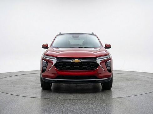 Used 2025 Chevrolet Trax LT w/ LT Convenience Package image 2