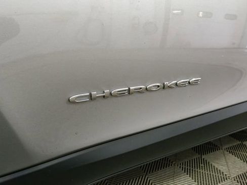 Used 2019 Jeep Cherokee Limited AWD/4WD image 7