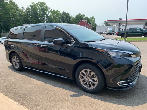Used 2024 Toyota Sienna XLE FWD image 3