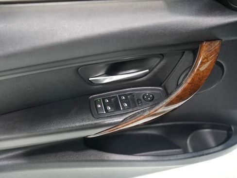 Used 2016 BMW 320i Sedan RWD image 10