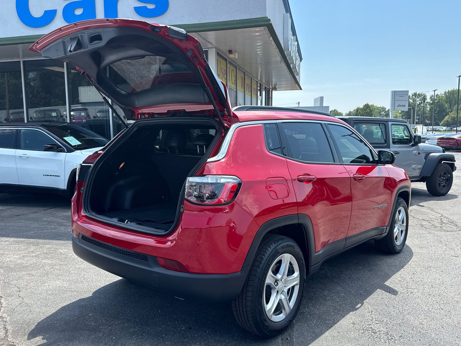 Used 2024 Jeep Compass Latitude AWD/4WD image 17