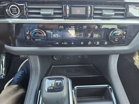 Used 2024 Nissan Pathfinder Platinum image 32