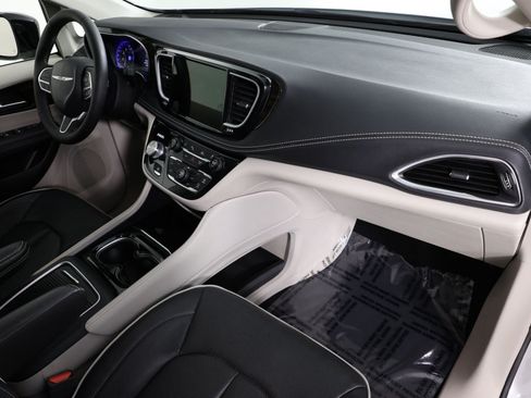 Used 2024 Chrysler Pacifica Limited FWD image 39