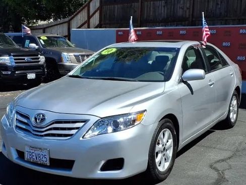 Used 2010 Toyota Camry LE FWD image 1