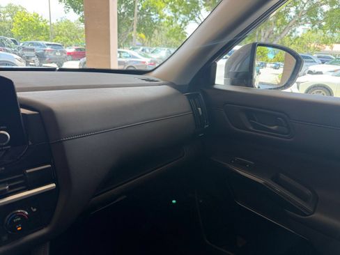Used 2025 Nissan Pathfinder SV AWD/4WD image 32