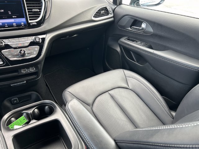 Used 2025 Chrysler Pacifica Select FWD image 15