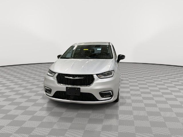 Used 2024 Chrysler Pacifica Touring-L FWD image 4