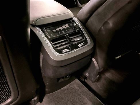 Used 2022 Volvo XC60 B5 R-Design w/ Advanced Package image 10