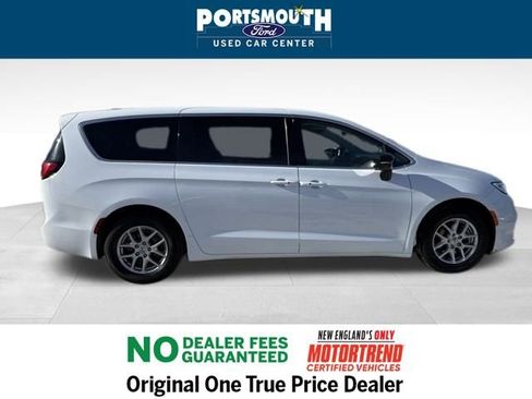 Used 2024 Chrysler Pacifica Touring-L image 6