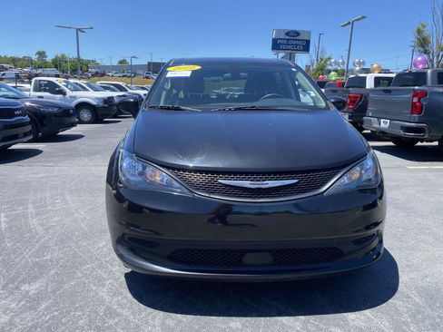 Used 2022 Chrysler Voyager LX FWD image 2