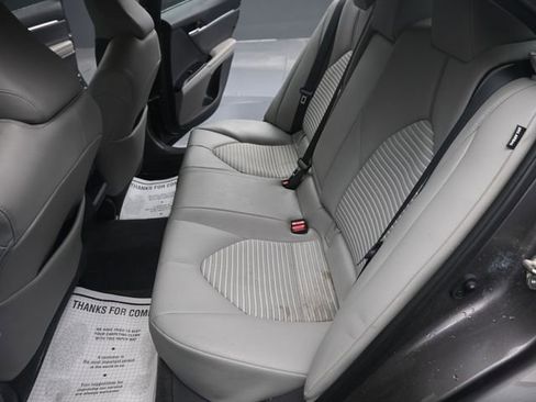 Used 2020 Toyota Camry SE w/ Cold Weather Package image 11