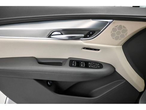 Used 2017 Cadillac XT5 Luxury w/ Driver Awareness Package image 8