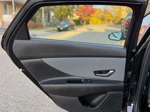 Used 2022 Hyundai Elantra Limited image 23