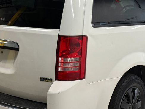 Used 2008 Chrysler Town & Country LX image 10