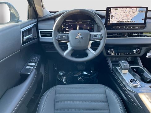 New 2025 Mitsubishi Outlander SE image 24