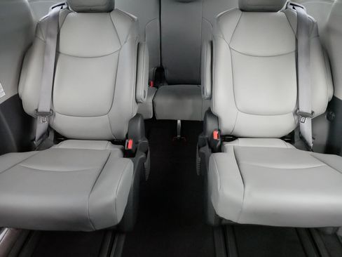 Certified 2022 Toyota Sienna XLE w/ XLE Plus Package FWD image 13