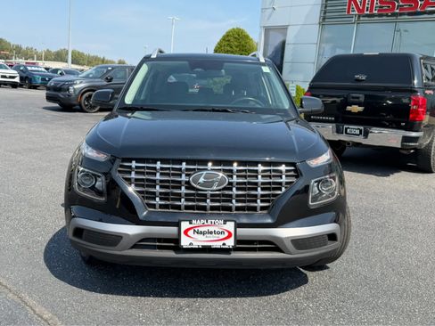 Used 2023 Hyundai Venue SEL w/ Cargo Package FWD image 2