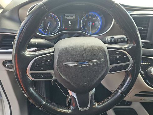 Used 2019 Chrysler Pacifica Touring-L image 10