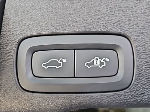 Used 2022 Volvo XC60 B5 Momentum image 20