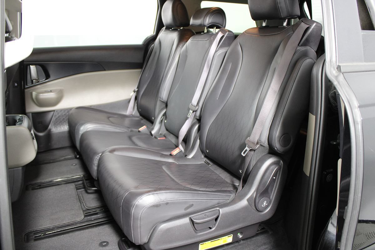 Used 2025 Kia Carnival FWD image 41