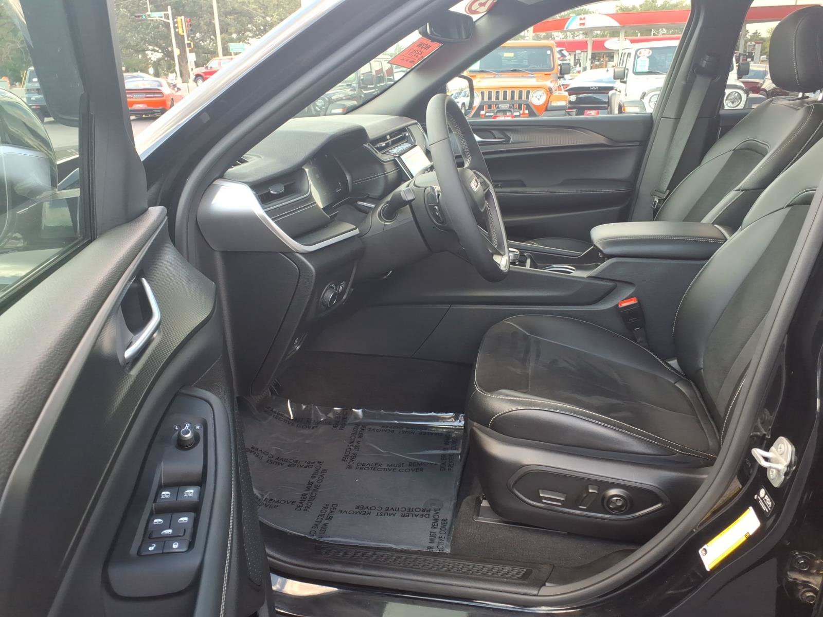 Used 2023 Jeep Grand Cherokee Altitude AWD/4WD image 10