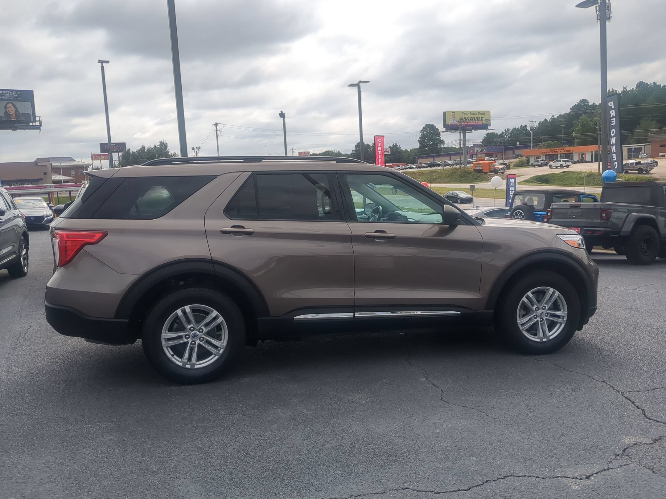 Used 2021 Ford Explorer XLT AWD/4WD image 4