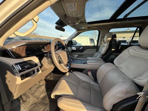 Used 2023 Lincoln Navigator Reserve AWD/4WD image 9