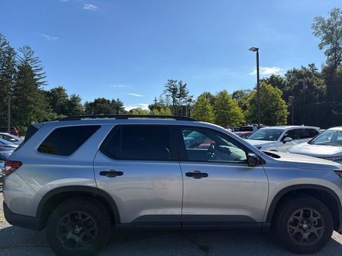 Used 2025 Honda Pilot TrailSport image 11