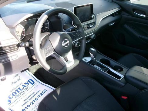 Used 2025 Nissan Altima 2.5 SV FWD image 12