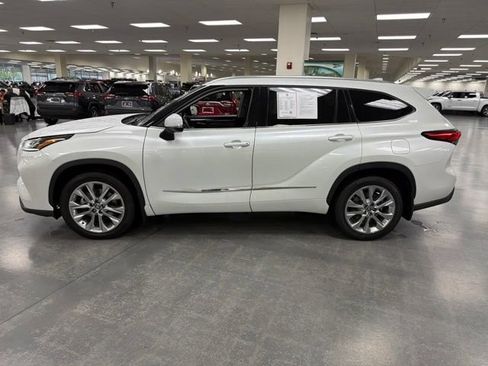 Used 2023 Toyota Highlander Limited AWD/4WD image 4