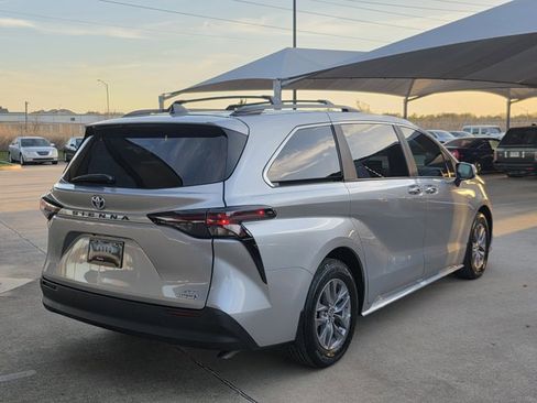 Used 2024 Toyota Sienna XLE image 5
