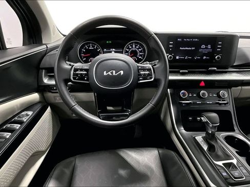 Used 2024 Kia Carnival LX FWD image 6