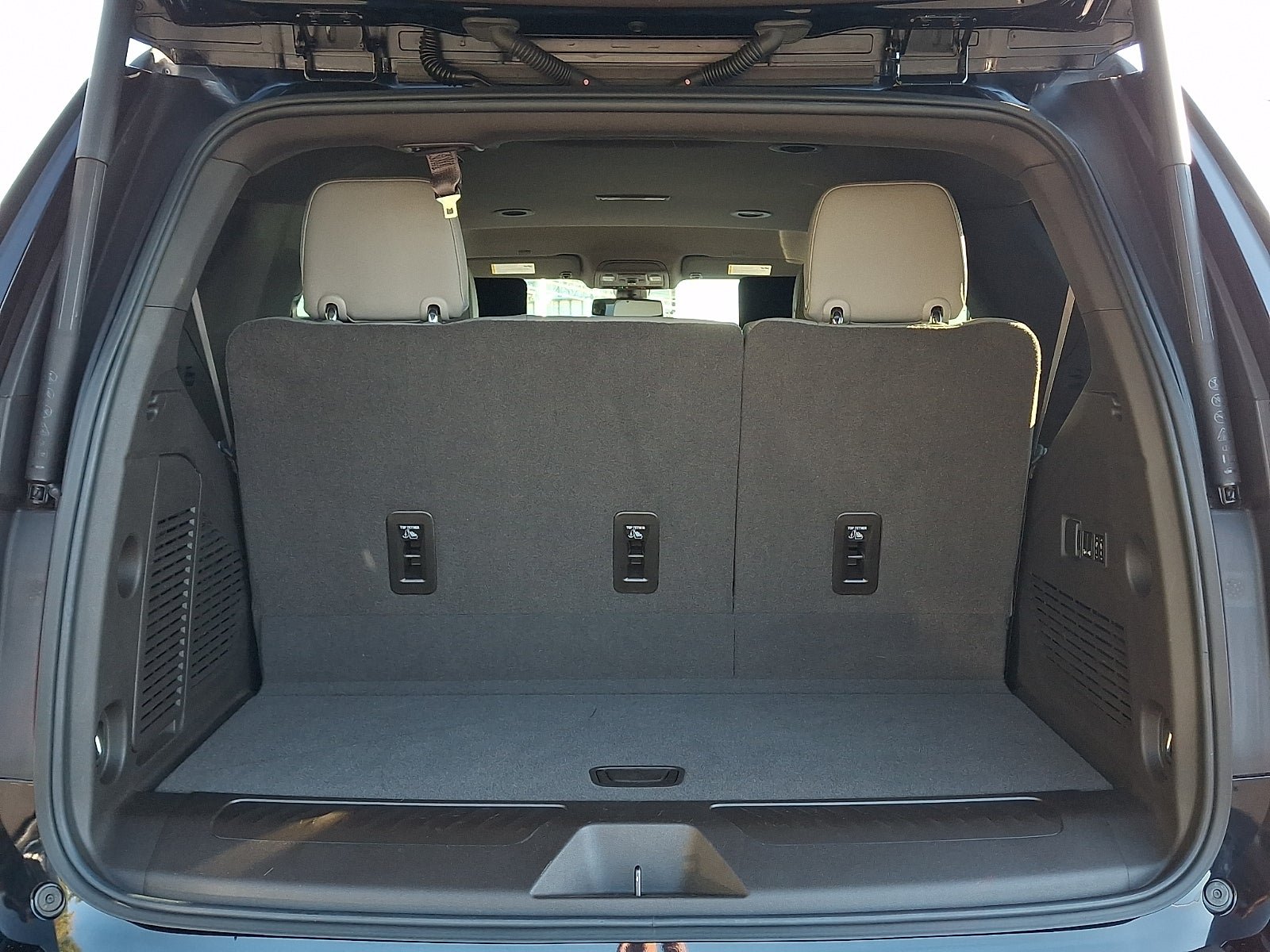 Used 2021 GMC Yukon SLT w/ Rear Media and Nav Package AWD/4WD image 28