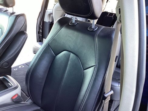 Used 2024 Chrysler Pacifica Touring-L FWD image 11