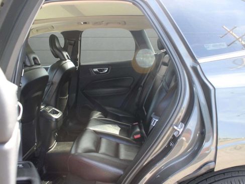 Used 2019 Volvo XC60 T5 Momentum w/ Multimedia Package image 17