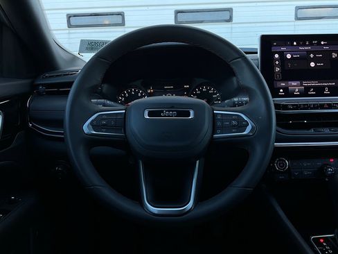 Used 2025 Jeep Compass Trailhawk image 32