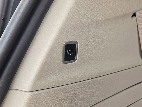 Used 2024 Chrysler Pacifica Limited FWD image 15