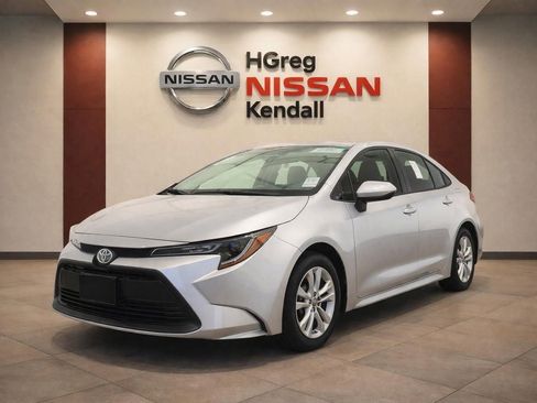 Used 2025 Toyota Corolla LE image 3