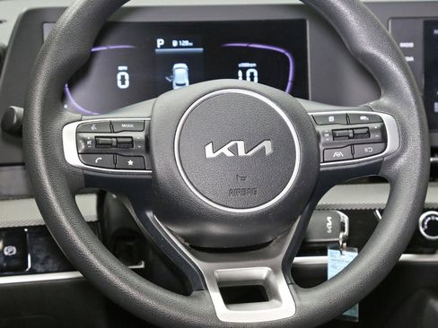 Used 2023 Kia Sportage LX image 6