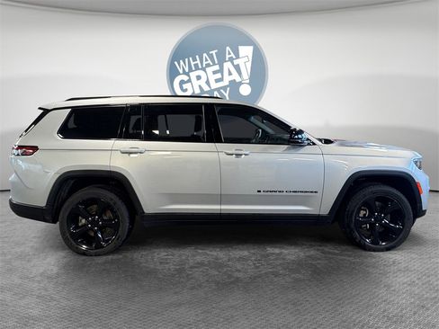 Used 2023 Jeep Grand Cherokee L Altitude image 2