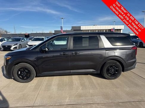 Used 2025 Kia Carnival image 2