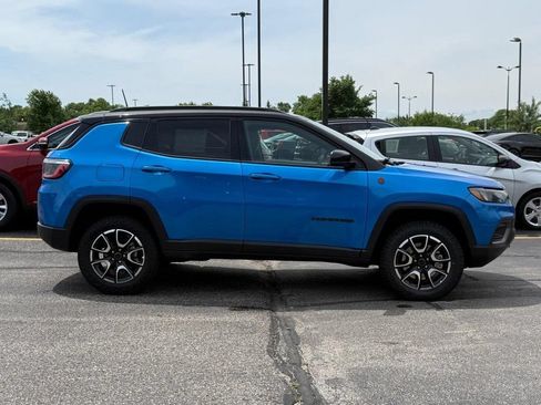 Used 2025 Jeep Compass Trailhawk AWD/4WD image 2