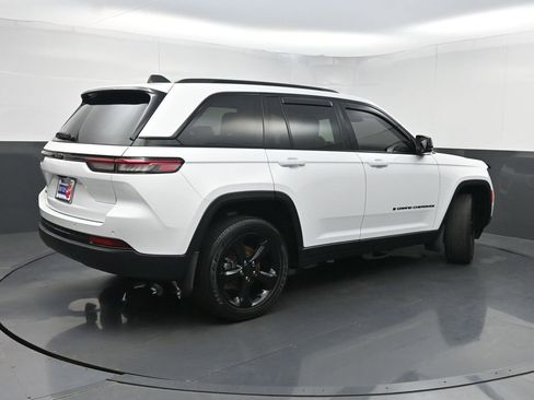 Used 2022 Jeep Grand Cherokee Altitude AWD/4WD image 26