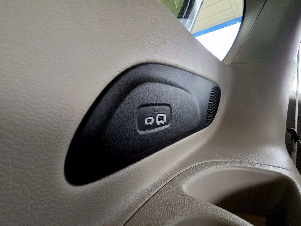 Used 2023 Chrysler Pacifica Limited FWD image 77